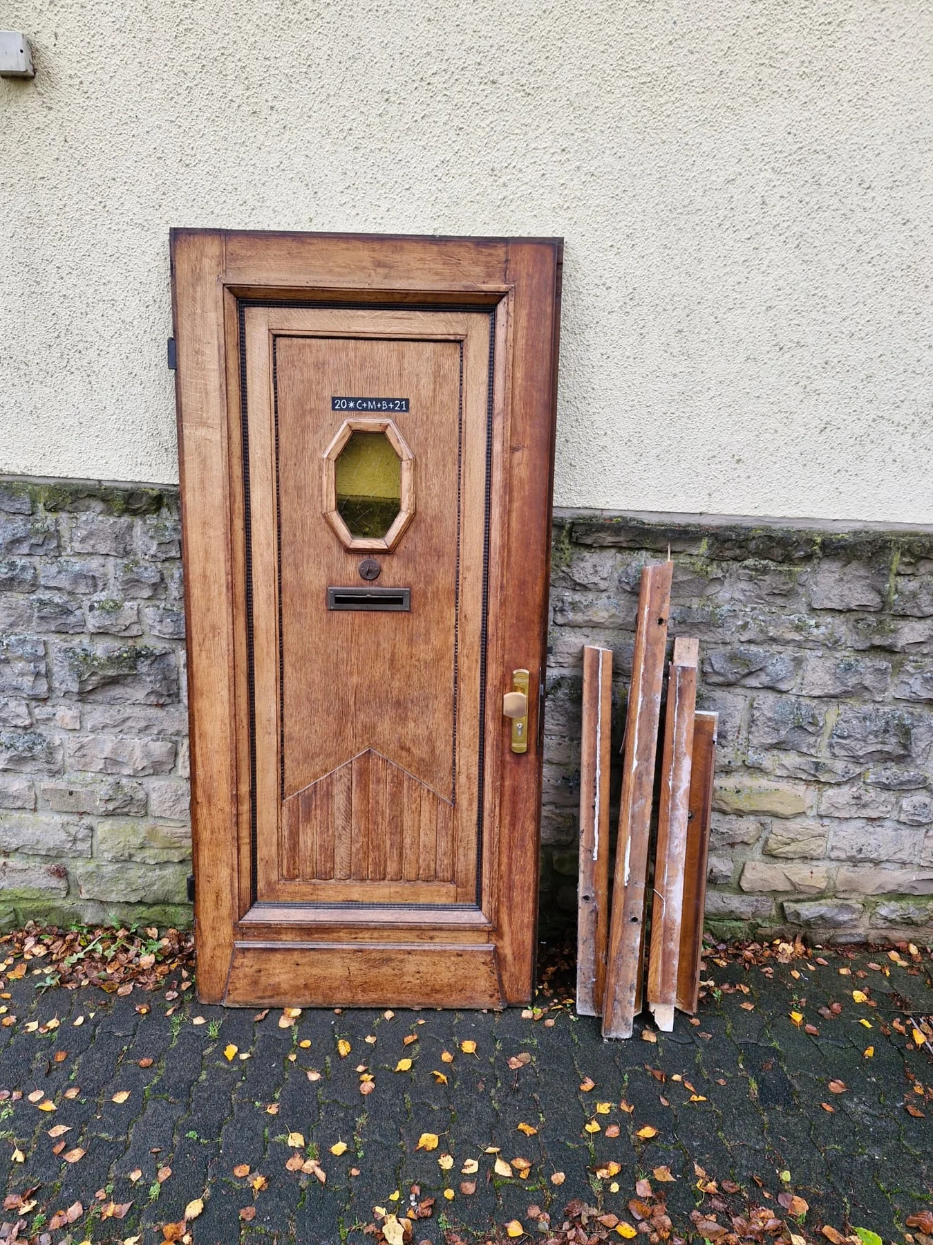 Alte hölzerne Haustür vor dem Austausch