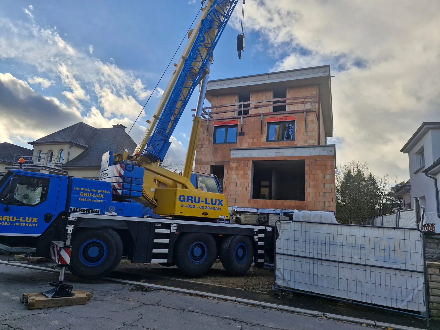 Fenstermontage an einem Neubau mit Kran