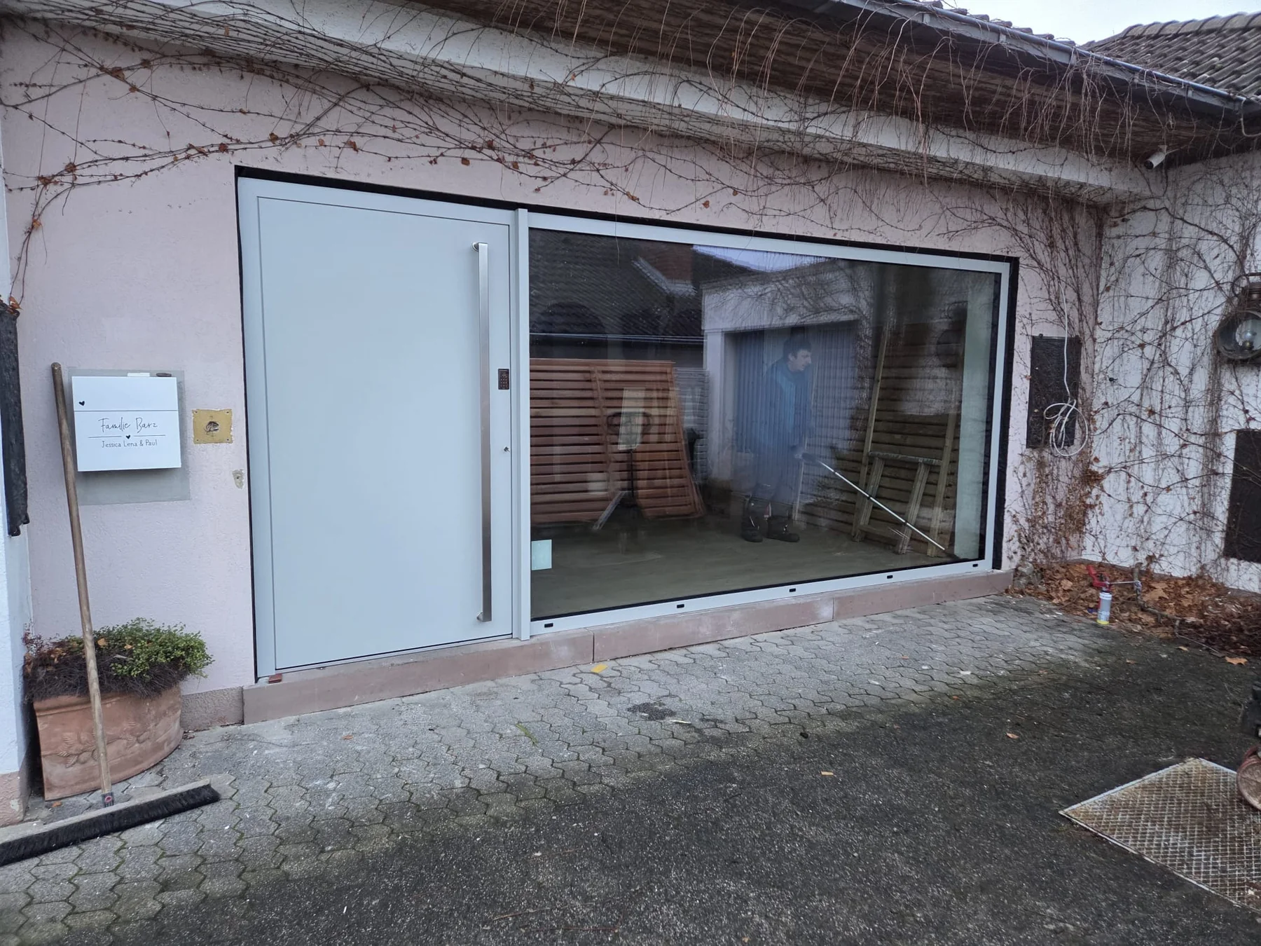 Modernisierte Terrassenfront mit großer Glasfläche und neuer Tür