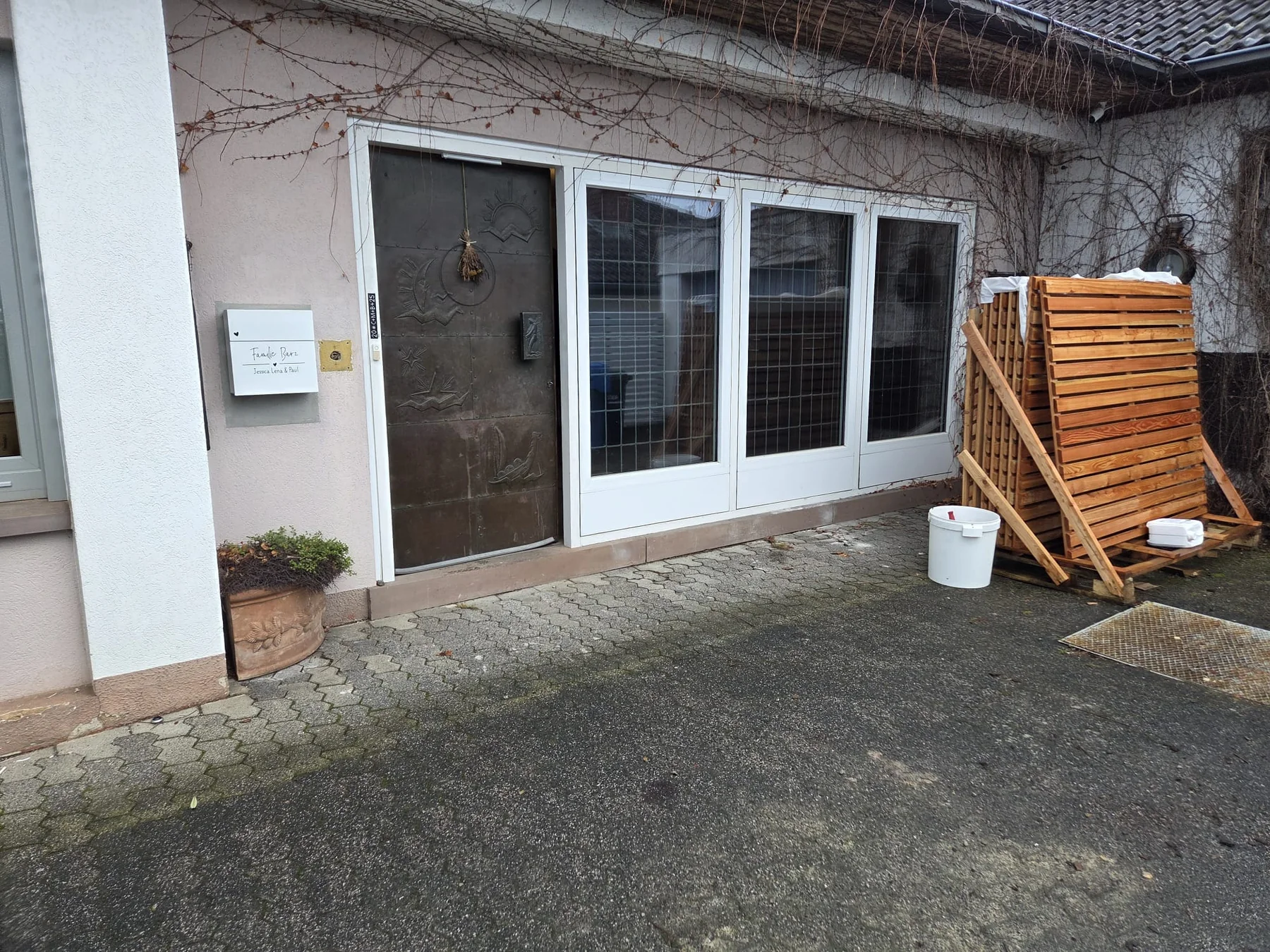 Terrassenfront mit alter Flügeltür vor dem Umbau